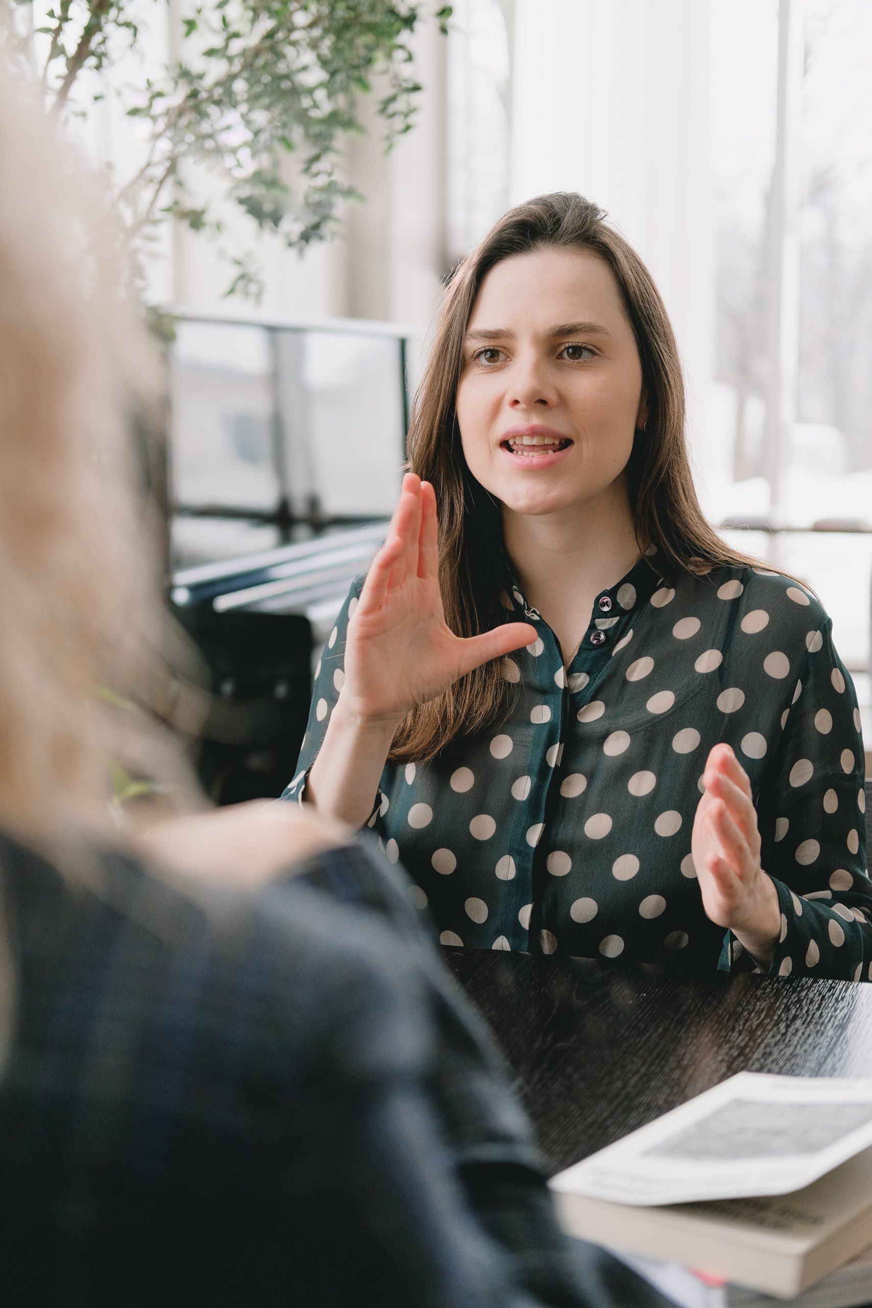 student discusses english language course with teacher
